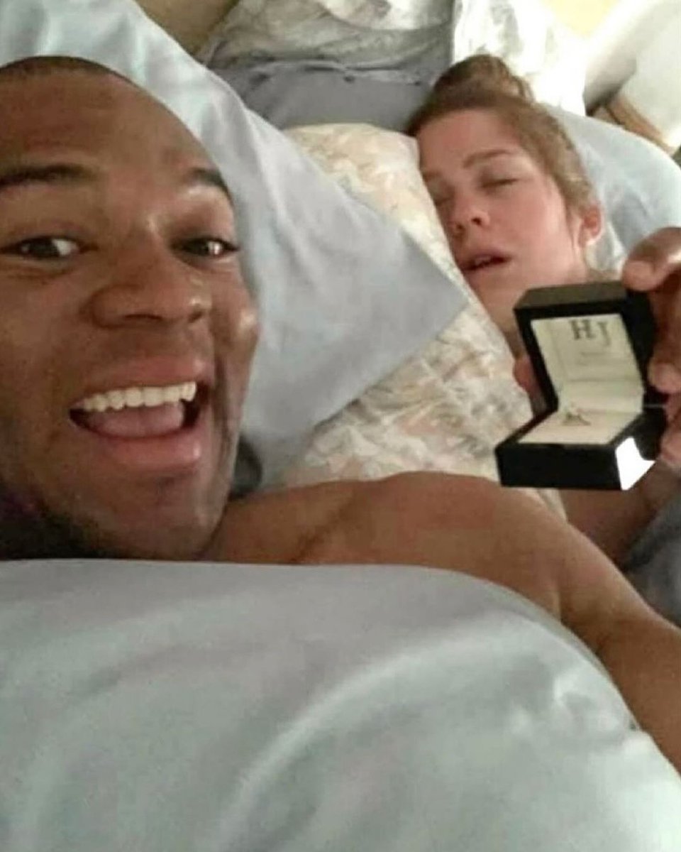 GossipRoomOff's tweet photo. Edi Okoro, un Britannique de 30 ans, s’est amusé à prendre chaque jour une photo de lui avec la bague de fiançailles, à quelques centimètres de sa copine… sans jamais qu’elle s’en rende compte.

Le petit manège a duré un mois avant qu'il fasse sa demande ! 💍💞 (via 20minutes) https://t.co/N8kbgJffCR