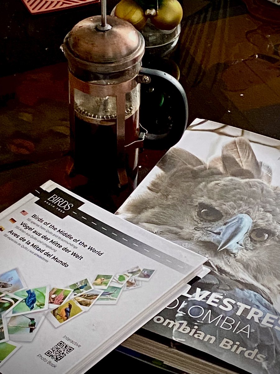 maurobucaro's tweet photo. Un feliz comenzar de año con lo que me apasiona: saborear un buen café y aprender de los mejores sobre el universo alado.
Tres novedades: 
- Segunda edición mejorada de Aves Silvestres de Colombia de @rodrigogavirias,  
- Aves de la Mitad del Mundo de @owiponce
- Cafe Loma Verde https://t.co/iHWR1quuoI
