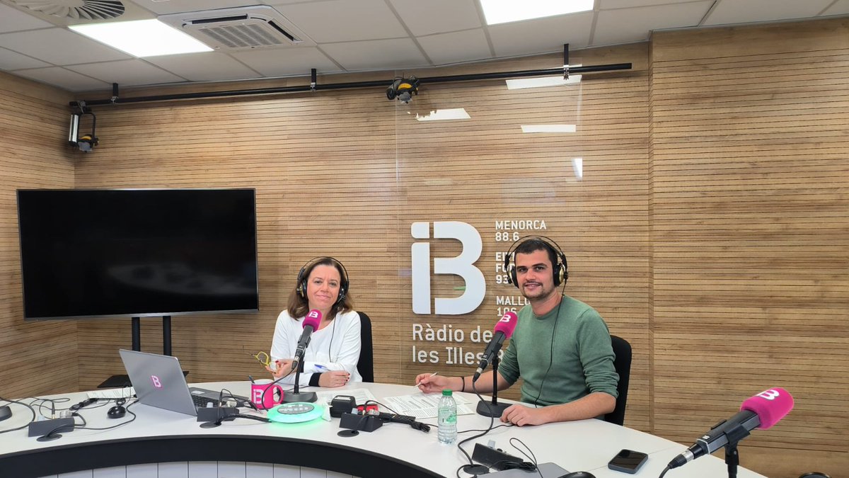 Al Dia IB3 (@aldiaib3) on Twitter photo Un plaer tenir aquests dies als estudis a <a href="/MarcFerra9/">Marc Ferrà</a> a #L'altrariba. Aquí podeu escoltar la secció d'aquest dimarts.
ib3alacarta.com/play/radio/ald… Un plaer tenir aquests dies als estudis a <a href="/MarcFerra9/">Marc Ferrà</a> a #L'altrariba. Aquí podeu escoltar la secció d'aquest dimarts.
ib3alacarta.com/play/radio/ald…