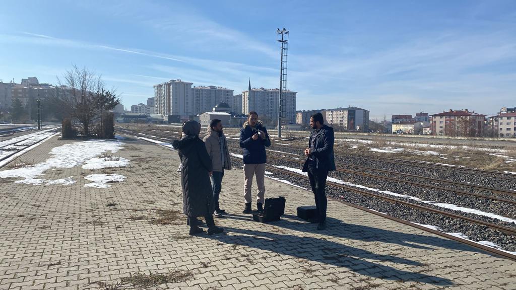 Merkezimiz tarafından 25-29 Aralık 2023 tarihleri arasında Türkiye Cumhuriyeti Devlet Demiryolları (TCDD) Erzurum Gar Müdürlüğü personeline yönelik İHA 1 Pilot Eğitimi gerçekleştirilmiştir. Kursiyerler eğitimi başarıyla tamamlamıştır.
