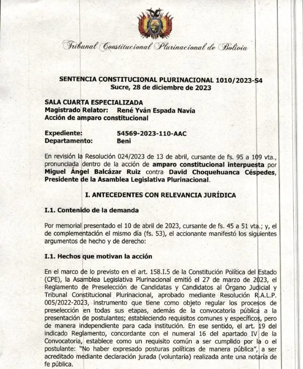 evoespueblo's tweet photo. El mundo es tan chico. Todo se sabe. Gracias a las informaciones de servidores del Tribunal Constitucional Plurinacional que no quieren ser parte de las maniobras políticas en la justicia, sabemos que la Sentencia Constitucional 1010/2023-S4 fue iniciada por un exfuncionario del Ministerio de Justicia, Miguel Ángel Balcazar Ruiz, para reclamar por su derecho a la libertad de expresión y paralizar la elección de magistrados, anulando el reglamento de preselección de candidatos a magistrados. 

El 13 de abril de 2023, la Sala Constitucional del Beni, resolvió la Acción de Amparo a favor del exfuncionario del Ministerio de Justicia. Pero antes de fin de año los magistrados autoprorrogados René Yván Estrada Navía y Gonzalo Miguel Hurtado Zamorano metieron de contrabando en la sentencia de revisión, temas de la reelección presidencial que no fueron mencionados por Miguel Ángel Balcazar Ruiz. 

Que el pueblo juzgue. Los criterios de inhabilitación introducidos por Hurtado y Estrada a espaldas de la sala plena del Tribunal Constitucional Plurinacional son un servicio político para asegurarse la autoprórroga de su mandato y a cambio perjudicar al MAS-IPSP.