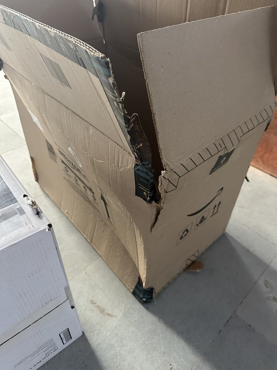 KejriwalManav's tweet photo. @amazonIN I’ve been trying to return this item since 3 days but I can’t. Everything is damaged and your Amazon Business App is absolutely useless. It doesn’t let me return anything. Even after I upload a picture I don’t get a call back. https://t.co/JPJibg0Moz