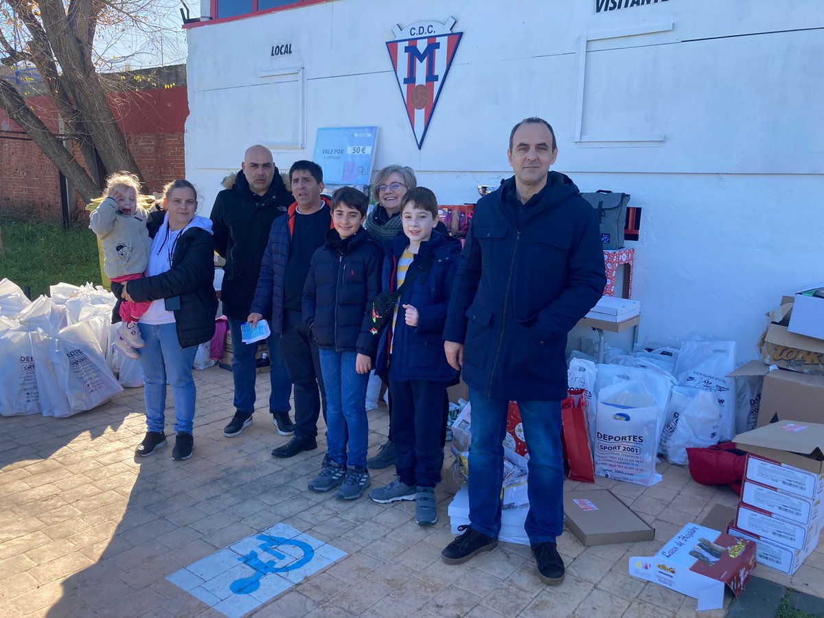 SomosNupa's tweet photo. Estamos encantados de haber participado en el torneo de futbol solidario celebrado en el Estadio Román Valero.
Especial agradecimiento a Isidro Guijarro “Isi” por toda la organización e involucración con nuestra causa solidaria, así como a las familias.
#NUPA #TorneoSolidario https://t.co/A6vEIIXJtU