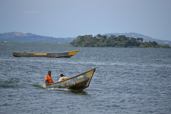 L.Victoria boat accident: 5 bodies retrieved, 14 rescued. The boat, which was reportedly overloaded with a nonspecified no. of people broke into two pieces shortly before docking at Zinga Island in Buvuma district observer.ug/news/headlines… FILE📸 #drowning #Uganda