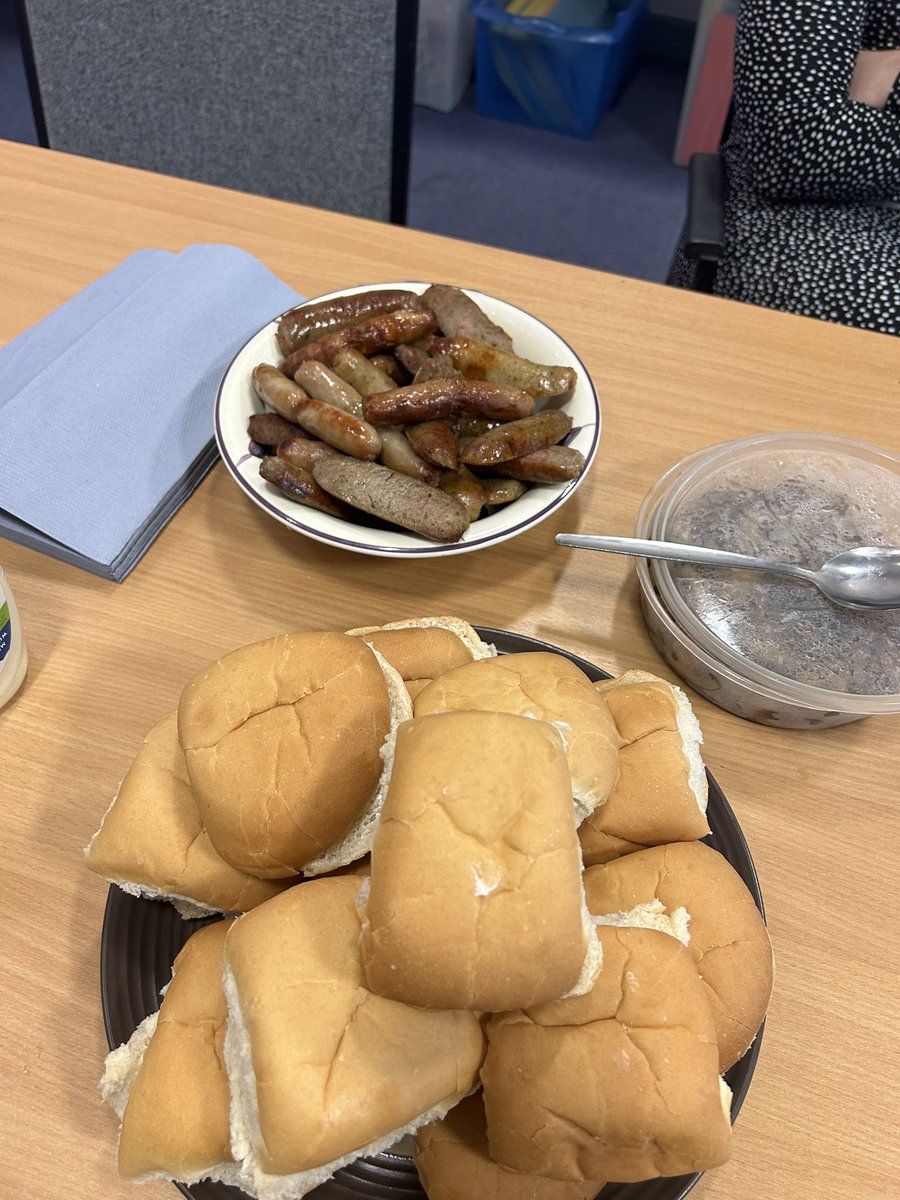 Inset isn’t that bad when @barrydedges makes the department sausage buns in the air fryer #TeamScience #TeamHavelock