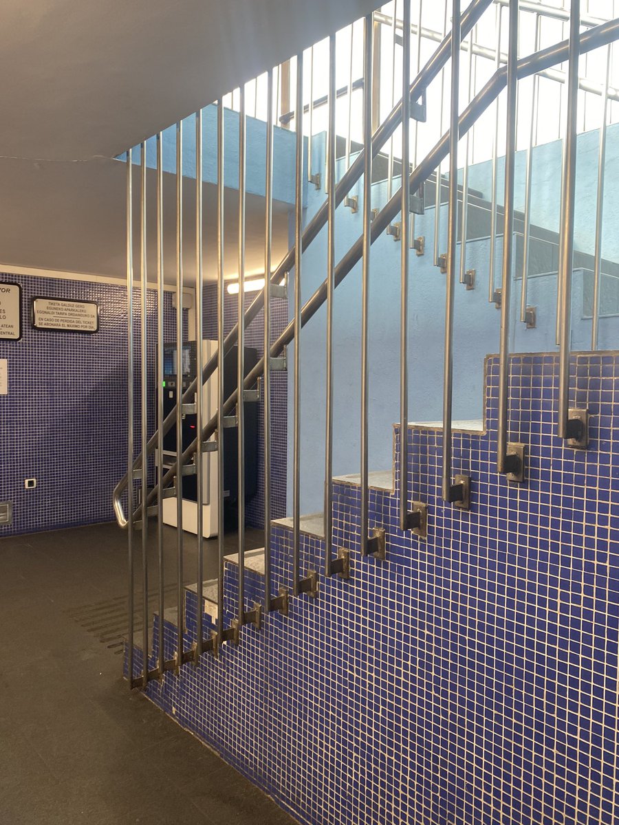 AlonsoEsti's tweet photo. En este parking, no he encontrado (por lo menos al alcance) una salida que disponga de un ascensor o una rampa #sharediversitas #diversidaduoc https://t.co/BTsKaNz937