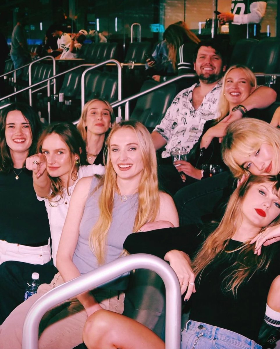 swifferupdates's tweet photo. 📸| Taylor looking gorgeous on a new/old photo shared by Sophie Turner looking back at 2023 on IG! https://t.co/7rH8yHlxIM