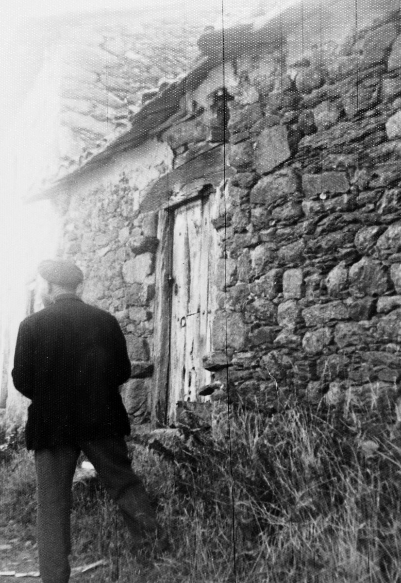 BenitoPellitero's tweet photo. Un hombre frente a un pajar en la travesía de la Cuesta de la localidad de #Otero #de #Centenos [#La #Carballeda; #Zamora], año 1972.
Autor: Desconocido
Fuente: AHPZA
Procedencia: Fototeca "Benito Pellitero" https://t.co/HNBUJfyiVn