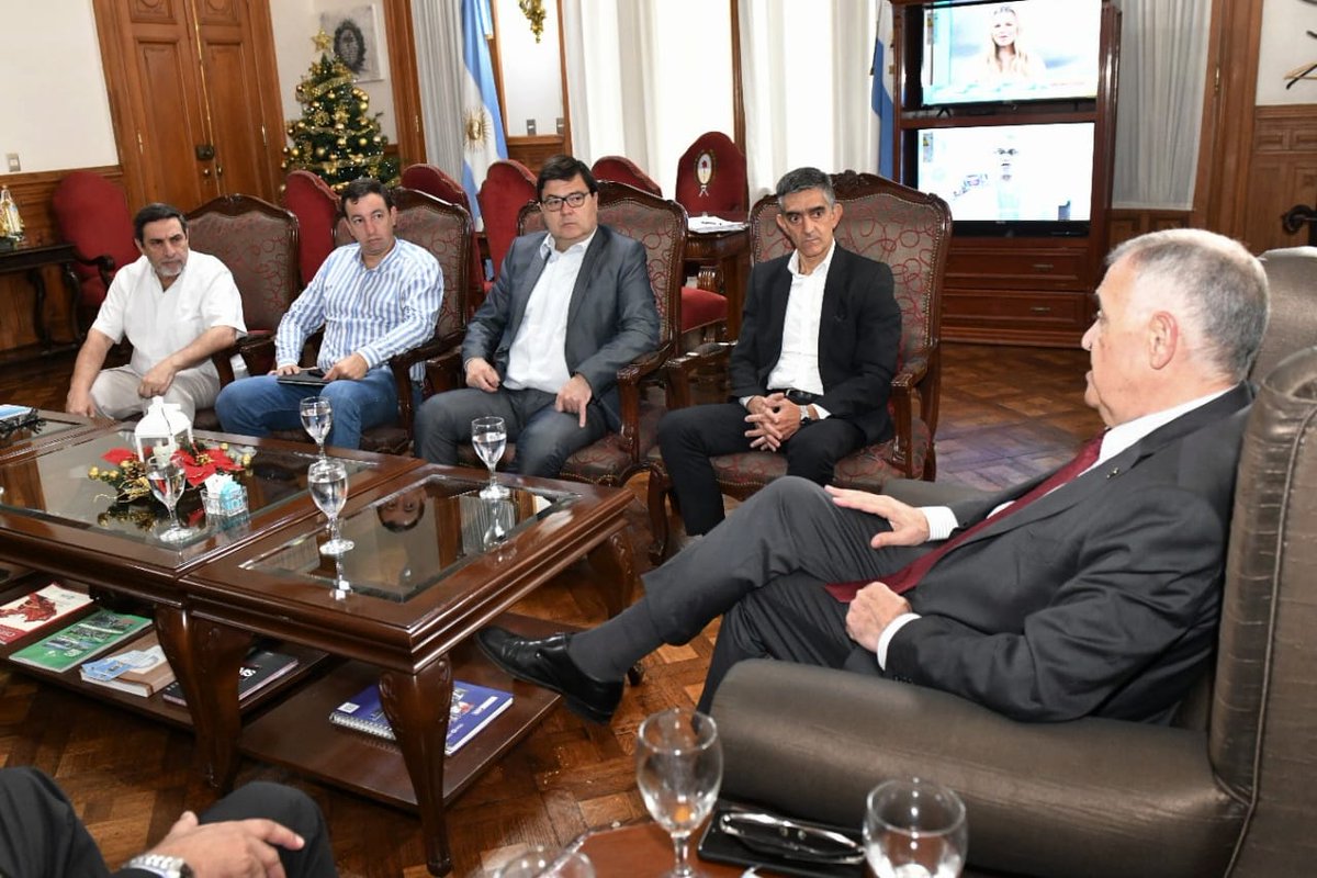 OsvaldoJaldo's tweet photo. 𝗖𝗮𝘀𝗮 𝗱𝗲 𝗚𝗼𝗯𝗶𝗲𝗿𝗻𝗼 | Iniciamos el año con la primera reunión de trabajo junto al gabinete de ministras y ministros del PE.

☑️ De manera conjunta, analizamos detenidamente las acciones y trabajos realizados por cada área; y avanzamos en la planificación estratégica para el presente año, delineando tareas específicas para los diferentes ministerios de la provincia.

🤝🏼 En este nuevo comienzo, nos proponemos continuar trabajando juntos para abordar las necesidades de las y los tucumanos, fomentando el bienestar y el desarrollo de nuestra querida provincia.

👥 Estuvieron presentes el secretario general de la Gobernación, Federico Nazur; el ministro de Gobierno y Justicia, Regino Amado; el ministro de Economía y Producción, Daniel Abad; el ministro del Interior, Darío Monteros; el ministro de Salud Pública, Luis Medina Ruiz; el ministro de Seguridad, Eugenio Agüero Gamboa; la ministra de Educación, Susana Montaldo; el ministro de Desarrollo Social, Federico Masso; y el ministro de Obras y Servicios Públicos, Santiago Yanotti.