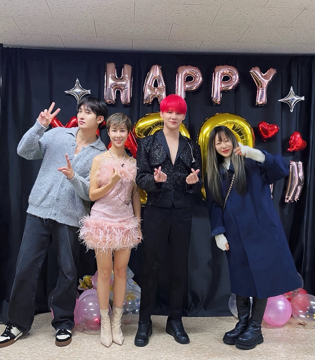 zhoumi_419's tweet photo. 去看了俊秀前辈的演唱会，给力尹妹子打气！记得第一次看Timeless舞台是2006年刚进公司的时候，雪莉带着我一起去人气歌谣看力尹的出道舞台，记忆犹新。没想到再一次看Timeless会是17年后，时间过得太快了，前奏一出来眼泪就忍不住了，一首歌真的可以记载下太多的青葱岁月，我们变了又好像什么都没变，那时的我们真好，现在的我们也要越来越好❤️加油！
