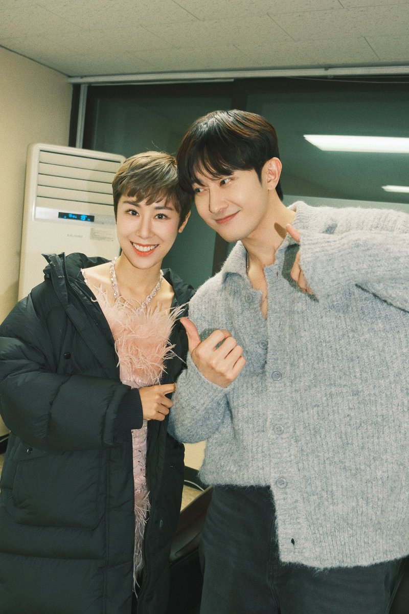 zhoumi_419's tweet photo. 去看了俊秀前辈的演唱会，给力尹妹子打气！记得第一次看Timeless舞台是2006年刚进公司的时候，雪莉带着我一起去人气歌谣看力尹的出道舞台，记忆犹新。没想到再一次看Timeless会是17年后，时间过得太快了，前奏一出来眼泪就忍不住了，一首歌真的可以记载下太多的青葱岁月，我们变了又好像什么都没变，那时的我们真好，现在的我们也要越来越好❤️加油！