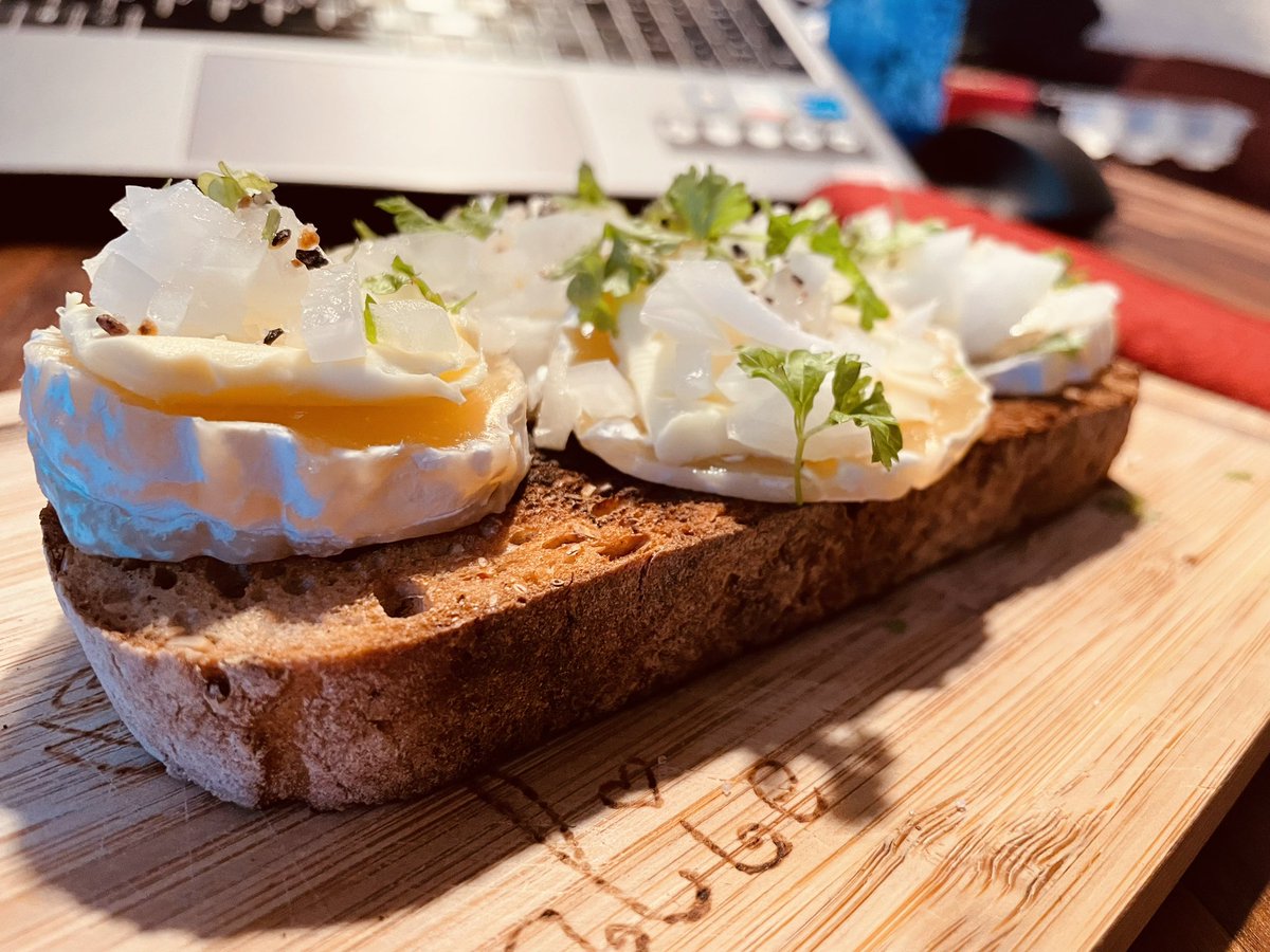 Breitlinger1's tweet photo. Dunkel geröstete, dicke #Brotscheibe mit #Harzer Käse, Butter, Zwiebeln und Kräutern belegt. Dazu einen Kaffee. 

Und jetzt sage mal einer, meine 50% Deutschen Gene würden nicht dominieren 😂 https://t.co/AKPdIWsLFj