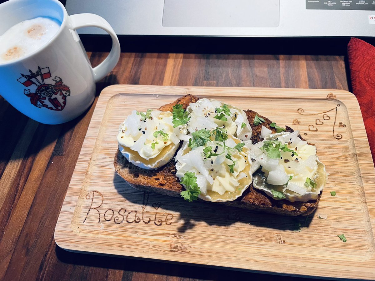 Breitlinger1's tweet photo. Dunkel geröstete, dicke #Brotscheibe mit #Harzer Käse, Butter, Zwiebeln und Kräutern belegt. Dazu einen Kaffee. 

Und jetzt sage mal einer, meine 50% Deutschen Gene würden nicht dominieren 😂 https://t.co/AKPdIWsLFj