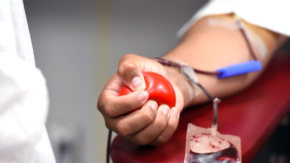 telemadrid's tweet photo. Los hospitales de la Comunidad de Madrid necesitan con urgencia donaciones de sangre de los grupos '0-' y 'B-', que se encuentra en alerta roja para su donación urgente https://t.co/zGWjtk8wDj https://t.co/HN04BDSEBz