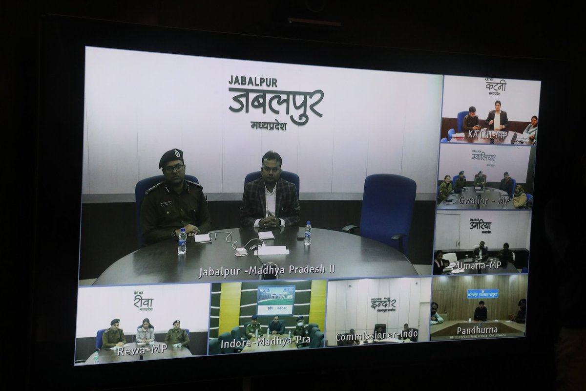 प्रदेश की जनता को आवश्यक सामग्री के लिए परेशान नहीं होना पड़े, इसके लिए सभी जरूरी प्रबंध किए जाएंगे।

आज मंत्रालय में ट्रक ड्राइवरों की हड़ताल के मद्देनजर वीडियो कॉन्फ्रेंसिंग के माध्यम से कमिशनर्स समेत जिलों के कलेक्टर और एसपी से चर्चा कर आवश्यक दिशा निर्देश दिए।