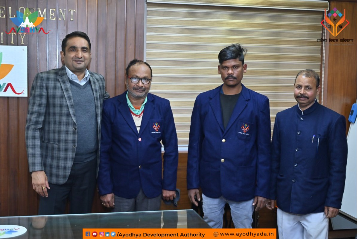 ayodhyadevauth's tweet image. अयोध्या विकास प्राधिकरण के कर्मचारियों को नववर्ष के उपलक्ष पर माननीय उपाध्यक्ष श्री @VishalSinghIAS जी द्वारा सर्दी के गणवेश वितरित किये गए। 
गणवेश प्रदान करने हेतु @ICICIBank का आभार। 
. 
. 
. 
#UniformDistribution #ADA #ICICIBank