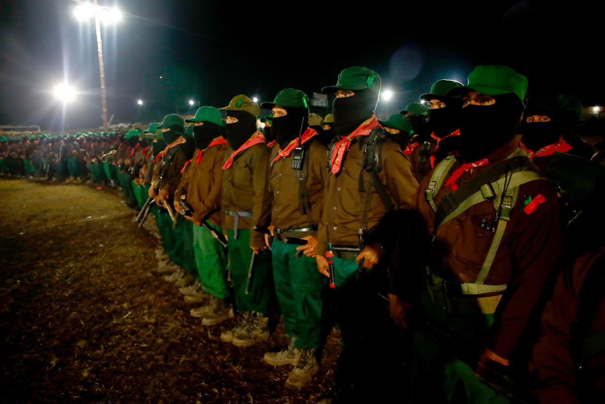 De @GloriaMunoz67 Demostración de músculo, parada militar al ritmo de Panteón Rococó y Los Ángeles Azules, multitudinaria asistencia zapatista, y mensaje contundente: “La propiedad debe ser del pueblo y común, y el pueblo tiene que gobernarse a sí mismo” jornada.com.mx/2024/01/02/pol…