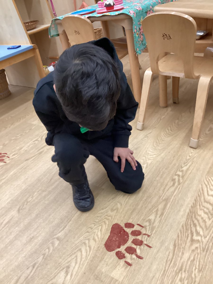 ECS_Keighley's tweet photo. Something has happened in Reception! We’ve had a visitor. A visitor with big feet, each with 5 toes and 5 claws! Time to call in the detectives…What could it be!? #talkingtime #aweandwonder #happynewterm #watchoutforbears https://t.co/3bU0baAnk5