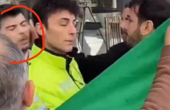 meteeofc's tweet photo. Polis gözetimi altında olan bir şahısa tokat atacaksın, kamera bunu kaydedecek, aynı kamera kaydıyla 1 gün sürmeden biri cezaevine gidecek sonra sen yürüyüp yoluna devam edeceksin. Eğer haksız gördüğünüze tokat atmak serbestse sağ baştan başlayalım?  
#oguzhantoksuntutuklansin https://t.co/BxSoE3qn2K