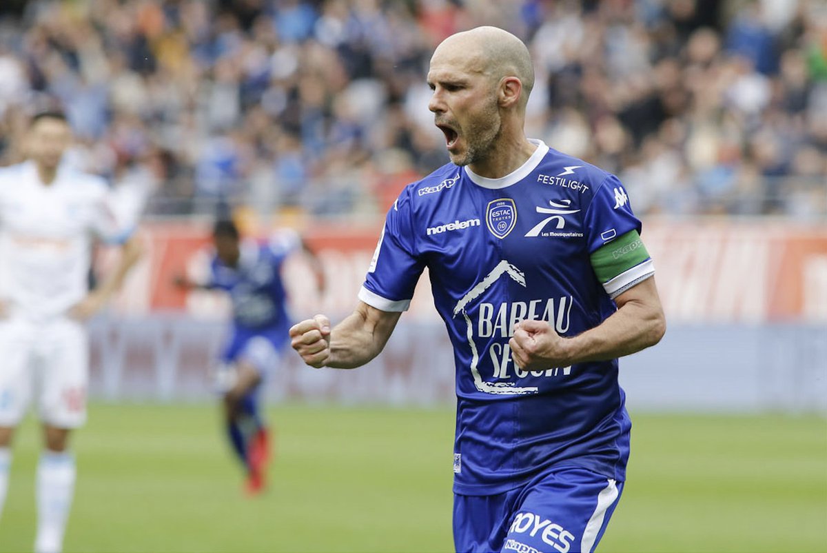 estac_officiel's tweet photo. 🥳 L’ESTAC souhaite un joyeux anniversaire à son ancien capitaine et meilleur buteur de l’histoire du club @NivetBenjamin ! 💙🎂

#Légende #TeamESTAC 🔵⚪️ https://t.co/5XALHFFBT7