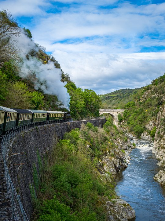 tigfi_'s tweet image. 🚉 L'Ardèche est le seul département français n'ayant aucune gare en activité. Pourtant, des trains ont sillonné ses paysages jusqu'en 1968 !

Le défi ? Me prendre en photo devant toutes les gares ferroviaires de l'Ardèche !

🧵 THREAD DES GARES FERROVIAIRES ARDÉCHOISES 👇