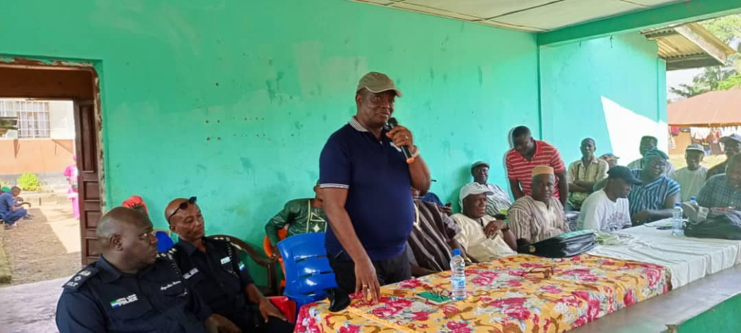 Saturday 30th Dec 2023: <a href="/ECsalone/">The Electoral Commission for Sierra Leone</a> Commissioner-In-Charge Edmond Alpha admonished councillors during the Declaration of rights in Kpanda Kemoh Chiefdom Bonthe district, #SierraLeone for the upcoming paramount chieftaincy #election.