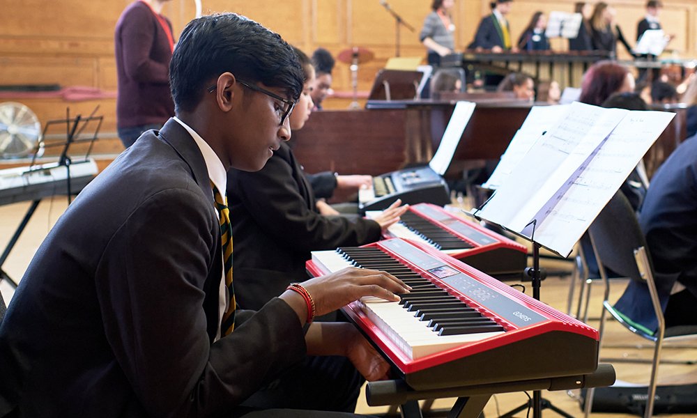 Make a difference in #2024! 🧡 As we kickstart the #NewYear, the need to improve access to #musiceducation for young people in the UK is as important as ever. Please help us make this a reality and #donate what you can today 👉 ow.ly/47hG50Ql15p #charity #charitytuesday