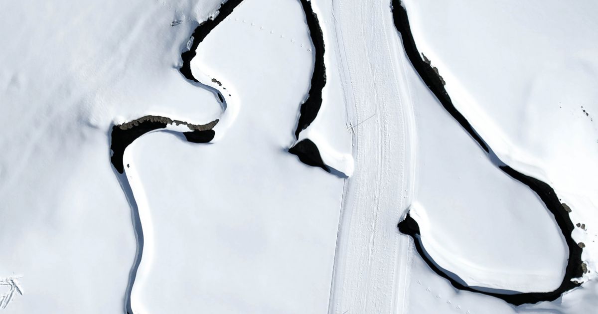 CreandCA's tweet photo. El riu del Cubil serpenteja a la neu en una imatge hivernal.
Descobreix mes a mes Andorra des del cel a través de les fotografies del nostre calendari.
Si encara no el tens, demana’l a la teva oficina.
#ImatgeDelMes #CalendariCreand #Cubil https://t.co/HIwn9Hs4ZU