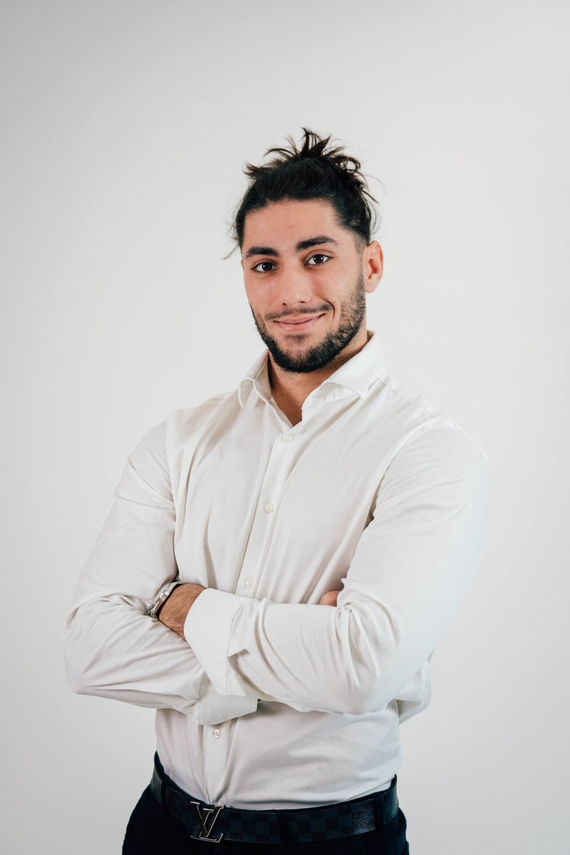 NzoShoot's tweet photo. Réalisation des photos professionnelles pour les étudiants de l’école @EsscaLyon 💼📸

#pro #photo #professionel #photograhy https://t.co/rK5zDJUeVd
