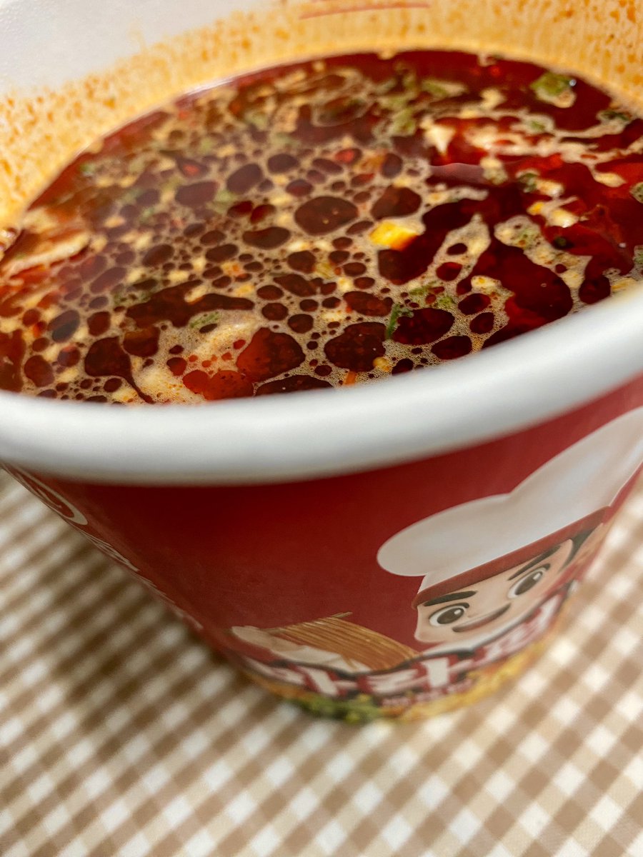 오늘은~ 마라펀 컵라면입니다!
새해 첫 도시락 업로드가 늦은 데다가 그냥 컵라면이라 민망하네요😜
마트에서 할인하기에 봤는데 육류 성분이 딱히 없는 것 같아서 구매해 보았어요^ㅅ^
얇은 당면이 들어 있고 마라맛이 생각보다 강해서 맛있었답니다😜
새해 복 많이 받으시고 밥 잘 챙겨드세요〰️‼️