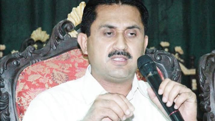 سابق رکن قومی اسمبلی جمشید دستی 15 فروری 1972 میں مظفر گڑھ میں پیدا ہوئے ابتدائی تعلیم وہیں حاصل کی. کم عمری میں ہی عملی سیاست میں قدم رکھا اور 2008 میں پہلی بار پیپلزپارٹی کے ٹکٹ پر قومی اسمبلی کے رکن منتخب ہوئے لیکن 2010 میں جعلی ڈگری کی وجہ سے نااہلی سے بچنے کے لئے مجبوراً
1/9