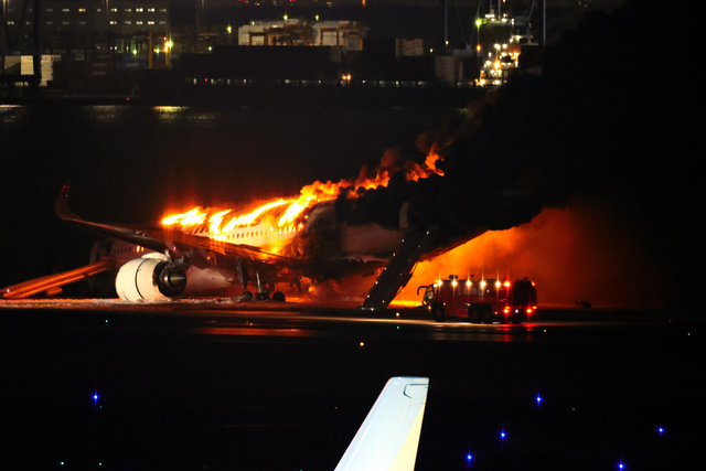 livedoornews's tweet photo. 【識者が指摘】JAL機接触事故、「旅客機乗員は90秒以内の脱出訓練受けている」
https://t.co/tbpDLSwrhm

年に1回、機体の片側から乗客全員を90秒以内に脱出させられるよう訓練しており「ほぼ満席で乗客乗員に犠牲者が出なかったことは、機長や乗務員、乗客が落ち着いて行動できた結果」とした。 https://t.co/LZpGjwKE8C