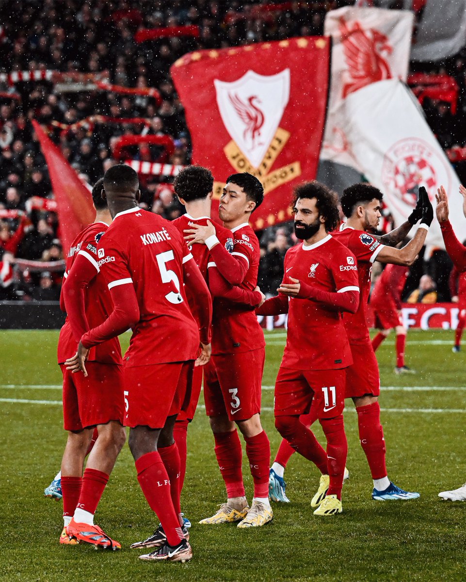 Review Taktik Liverpool 4-2 Newcastle

Bermain di depan publik sendiri, Liverpool tampil beringas sepanjang laga. Dengan penampilan intensitas tinggi, Liverpool mampu menekan dan mengurung Newcastle yang dikenal sebagai tim yang mengandalkan permainan fisikal.

UTAS 👇👇🧵🧵