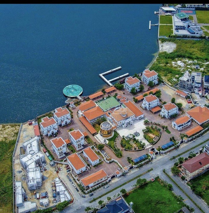 AfricaFactsZone's tweet photo. Banana Island in Ikoyi, Lagos State, Nigeria is Africa's most expensive neighbourhood. 

Renting an apartment here cost $24,000 to $160,000 per year.  

The neighbourhood is home to Nigerian Billionaires such as Aliko Dangote, Mike Adenuga and Celebrities such as Davido, P-Square and Linda Ikeji.