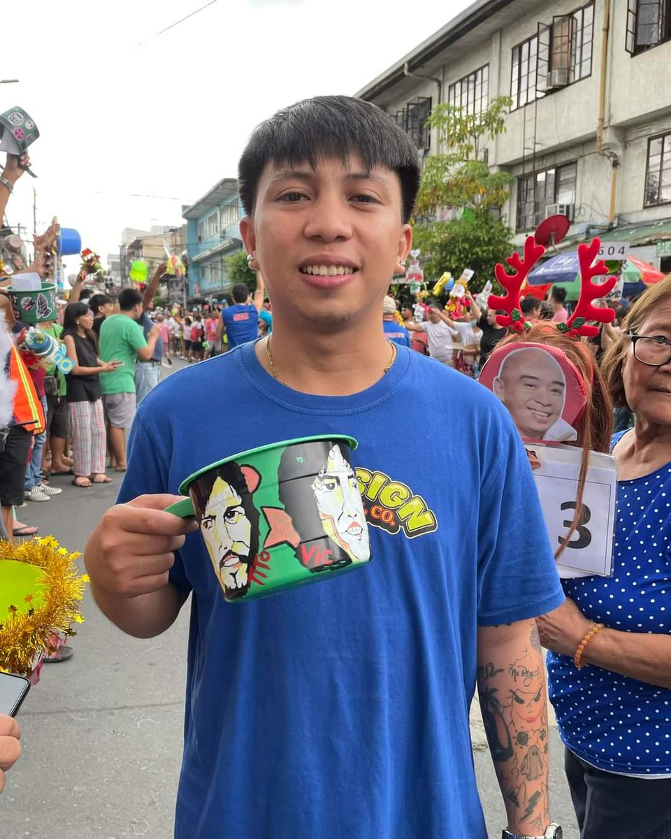 News5PH's tweet photo. Namangha ang #EAT hosts, lalo na si #MayorJose Manalo, sa ipinintang imahe ng #TVJ sa cutie tabo ng #Dabarkads natin mula Sampaloc, Manila.
Bahagi ito sa mga paandar ng mga Kapatid natin sa #SugodBahayMgaKapatid segment ng noontime show. #News5
๐ท: TVJ https://t.co/4mD9jUyOO4