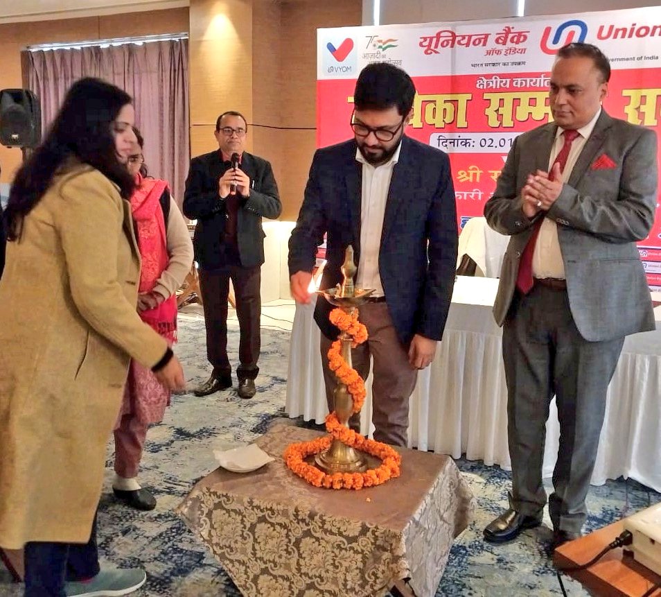 BiharRDD's tweet photo. जीविका सीईओ श्री राहुल कुमार ने यूनियन बैंक ऑफ इंडिया द्वारा आयोजित “जीविका सम्मान समारोह” कार्यक्रम में शिरकत की। इस मौके पर उन्होंने जीविका से जुड़ी स्वयं सहायता समूह को चेक भी प्रदान किया।
दिनांक: 02.01.2024 
स्थान: पटना
#BiharJeevika
#BiharRuralDevelopmentDept https://t.co/dGGRKISiV5