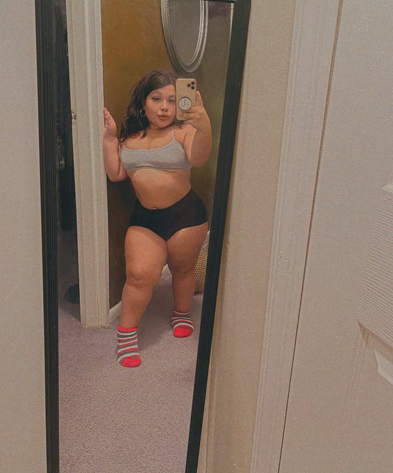 Goodmorning&hellip; aren&rsquo;t you gonna say it back? 💋🖤  Let&rsquo;s message on https://t.co/FuMo2aeAtC or just ask about<a href="/tag/kneehighsocks"class="tags"><span>#kneehighsocks</span></a>