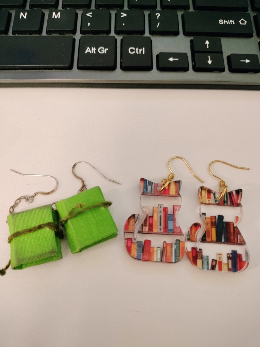 Attending @BSECS #BSECS2024 & not yet fully packed? May I invite you to compete with Ros Ballaster* (left) & myself (right) for the Best Bookish Adornments at the conference? A bejeweled counterpart to the ever popular #BSOCKS
*Ros obviously wins this round, wearing her own book!