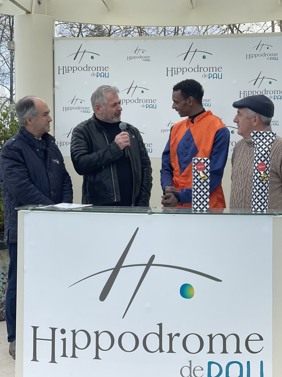 Hippodrome_Pau's tweet photo. Prix de Saint-Armou : BARON ZANZI remporte cette première course sous la selle de Quentin SAMARIA 🥇 pour l’entraînement de Patrice QUINTON 👏
Merci au Maire de Saint-Armou, Frédéric Cayrafourcq, d’avoir participer à la remise de prix ! https://t.co/ZTXRnbObYR