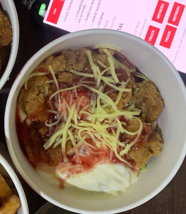 kalyemendiola's tweet image. Nabudol na naman ako. Akala ko noong una mali ang naibigay sa akin ng taga-@KFCPhilippines, iyon pala kakarampot lang yung litsugas. Tapos nalunod sa dressing. #falseadverting #kfcsecretmenu