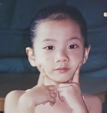 soooyalogy's tweet image. jisoo through the years

— a thread 🧵;