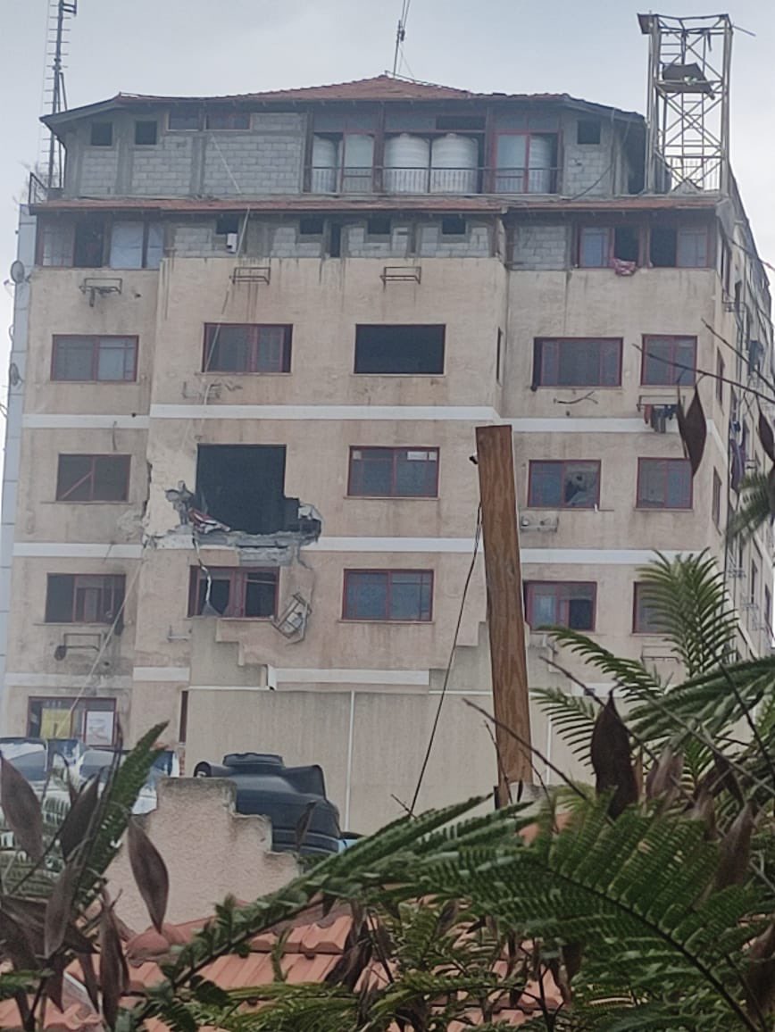 🚨The occupation renews its bombardment of the PRCS headquarters in #KhanYounis for the second time, resulting in several fatalities and wounded 🚑 among the 14,000 displaced individuals housed in the PRCS’s premises and the adjacent Al-Amal Hospital. #Gaza #NotATarget ❌