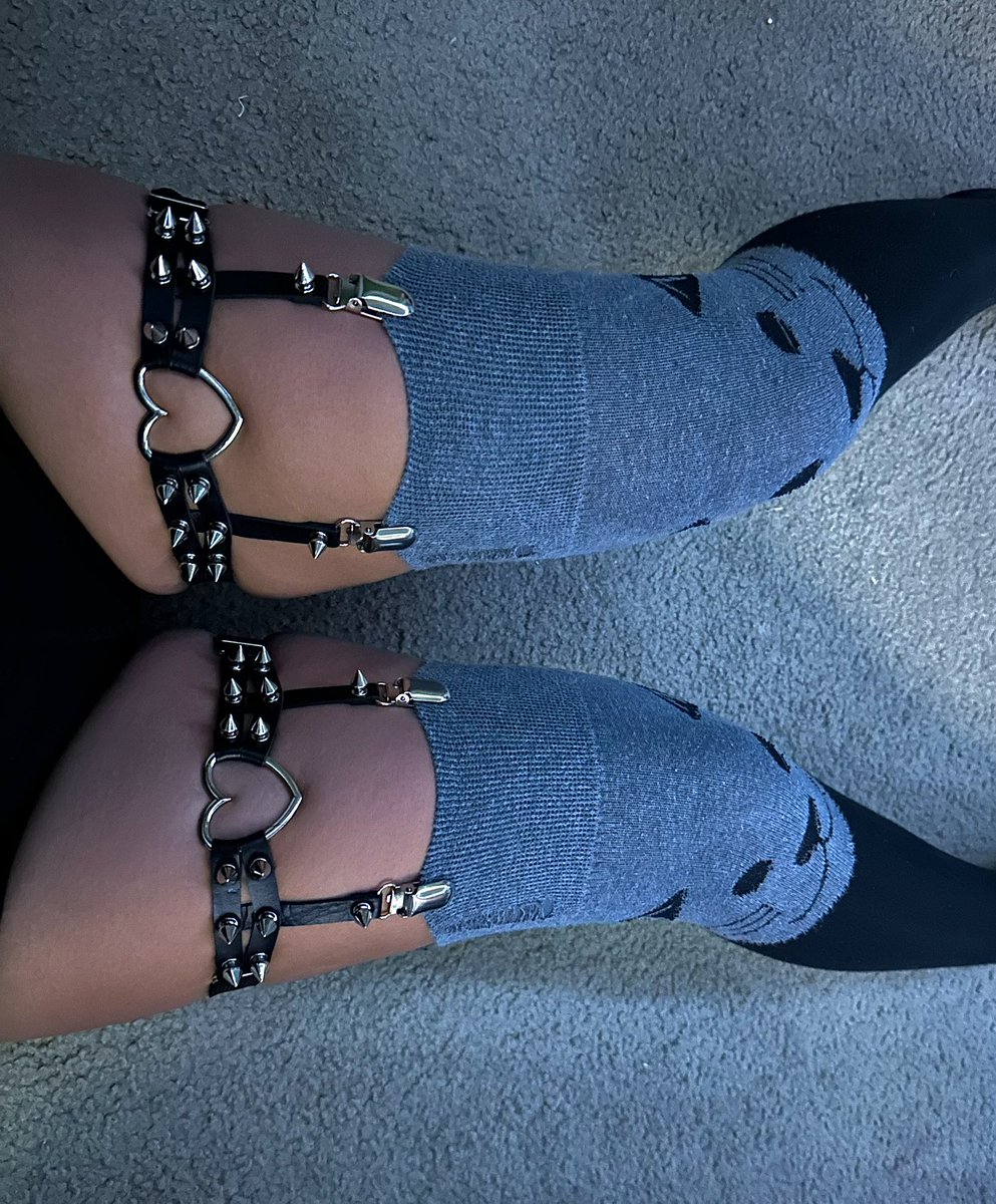 Justasmolwhore's tweet photo. I found my cat socks https://t.co/LLhyPaITRf