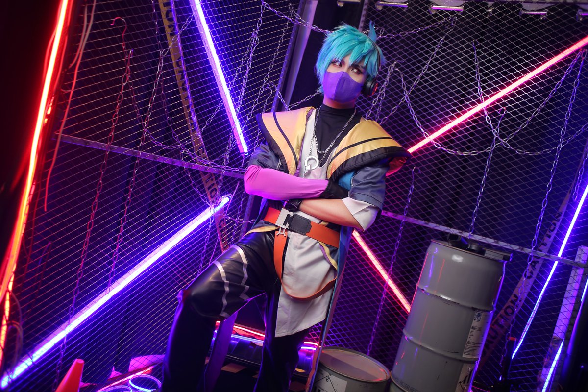 IGNSaix's tweet photo. Cosplayed Heartsteel Aphelios as well last weekend. 
Really liked how these shots turned out. 

#HeartsteelAphelios #HeartsteelCosplay #Aphelios  #LeagueofLegendsCosplay https://t.co/V07JRn512m