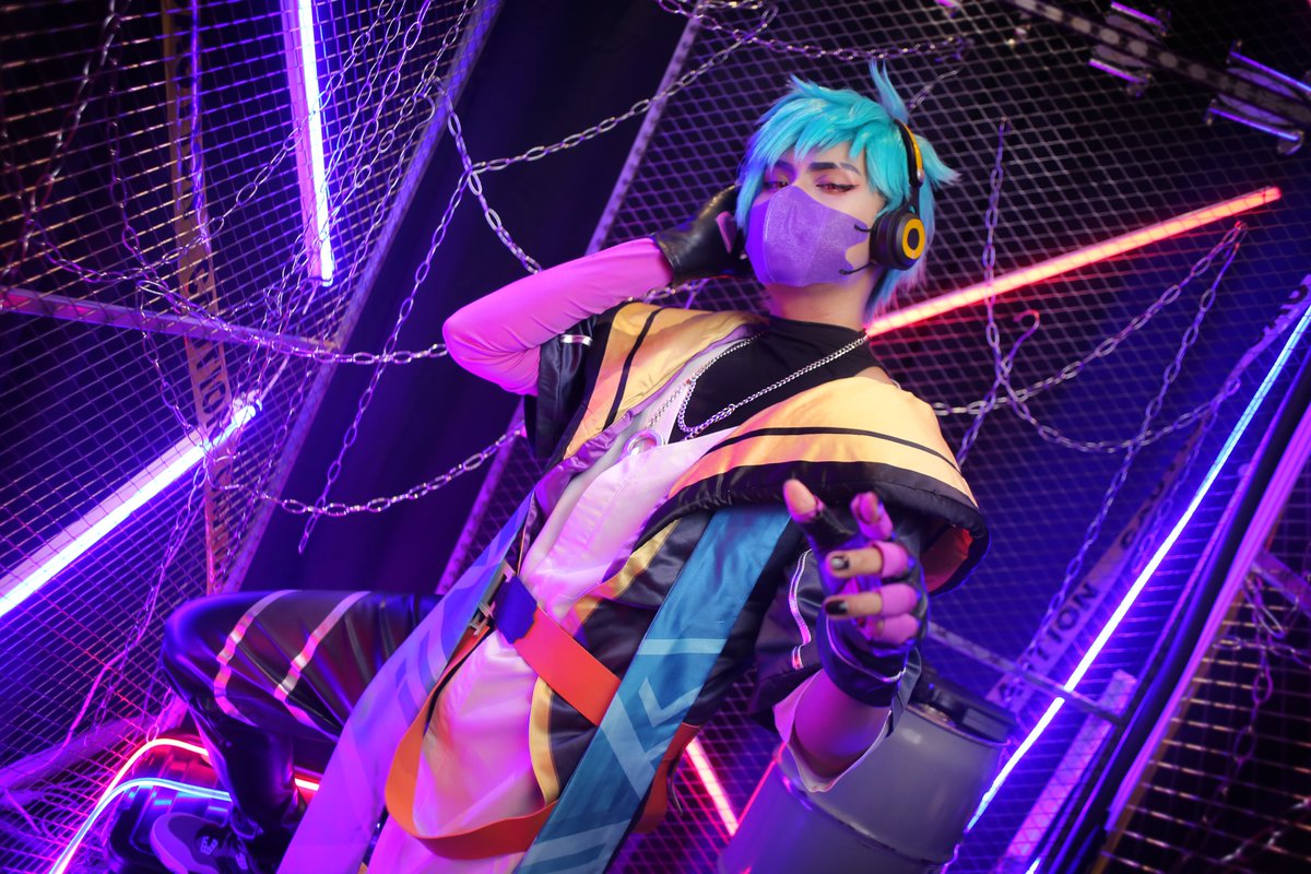 IGNSaix's tweet photo. Cosplayed Heartsteel Aphelios as well last weekend. 
Really liked how these shots turned out. 

#HeartsteelAphelios #HeartsteelCosplay #Aphelios  #LeagueofLegendsCosplay https://t.co/V07JRn512m