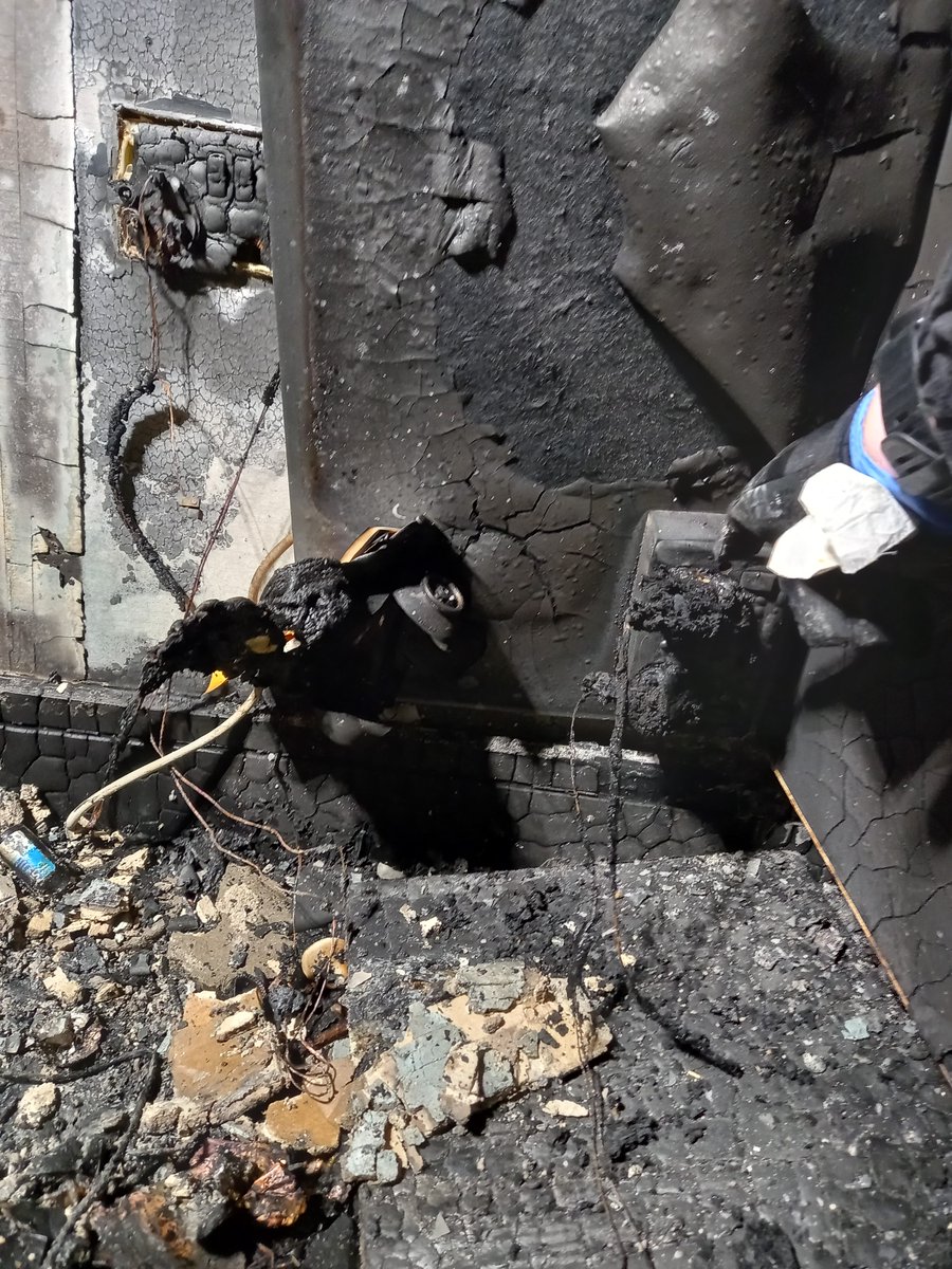 WestSussexFire's tweet photo. Always follow the manufacturers instructions for charging and using your device. Charge it on a flat, solid and stable surface away from flammable materials.
Find more electrical fire safety advice at https://t.co/OaL9IGj81O https://t.co/kYuoStcNn0