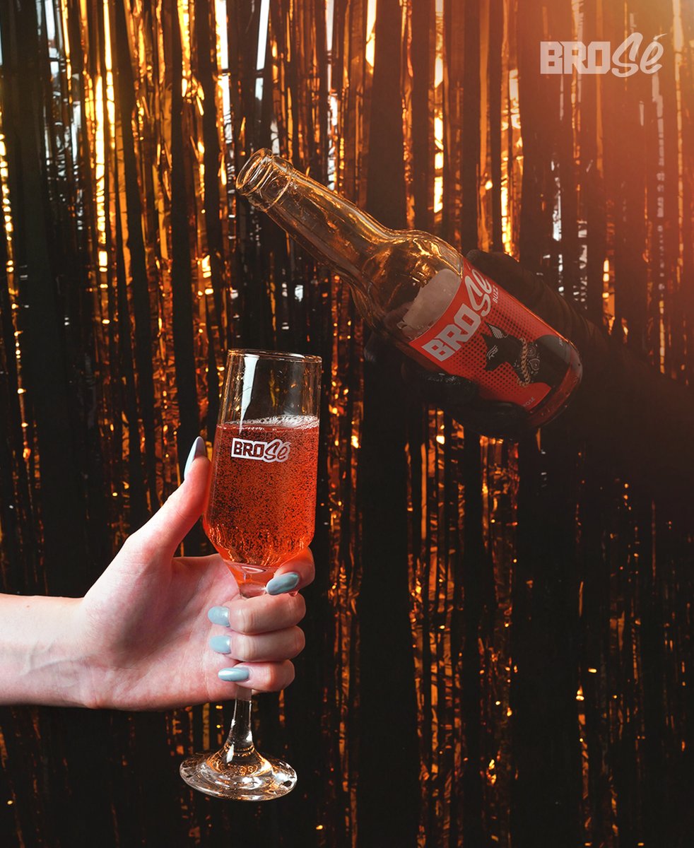 BroBevs's tweet photo. May your celebrations be filled with extraordinary spirits 🙌🥂

#Brose #letsrose #rosewine #christmasparty #newyearparty #BuzzUpBro #Alcohol #party #houseparties #HouseOfBros https://t.co/jpUYFQCgfU