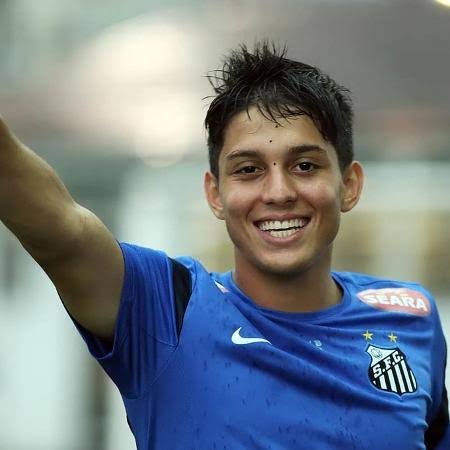 ultimadivisao's tweet photo. O craque da Copinha de 10 anos atrás já está aposentado do futebol.

Lucas Otávio foi campeão e destaque do Santos em 2014. Mas não deu certo no Peixe, nem nos empréstimos pra Paraná, Avaí e Ituano. Parou de jogar depois de passar pelo PSTC.

Agora Lucas Otávio é empresário. Trabalha com jogadores e restaurantes. E virou pai da menina Luísa.