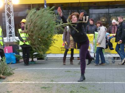 Nur einmal, Termin nicht verpassen: Kultiges #Weihnachtsbaumweitwerfen auch in #Berlin 
bit.ly/3H4yUCT