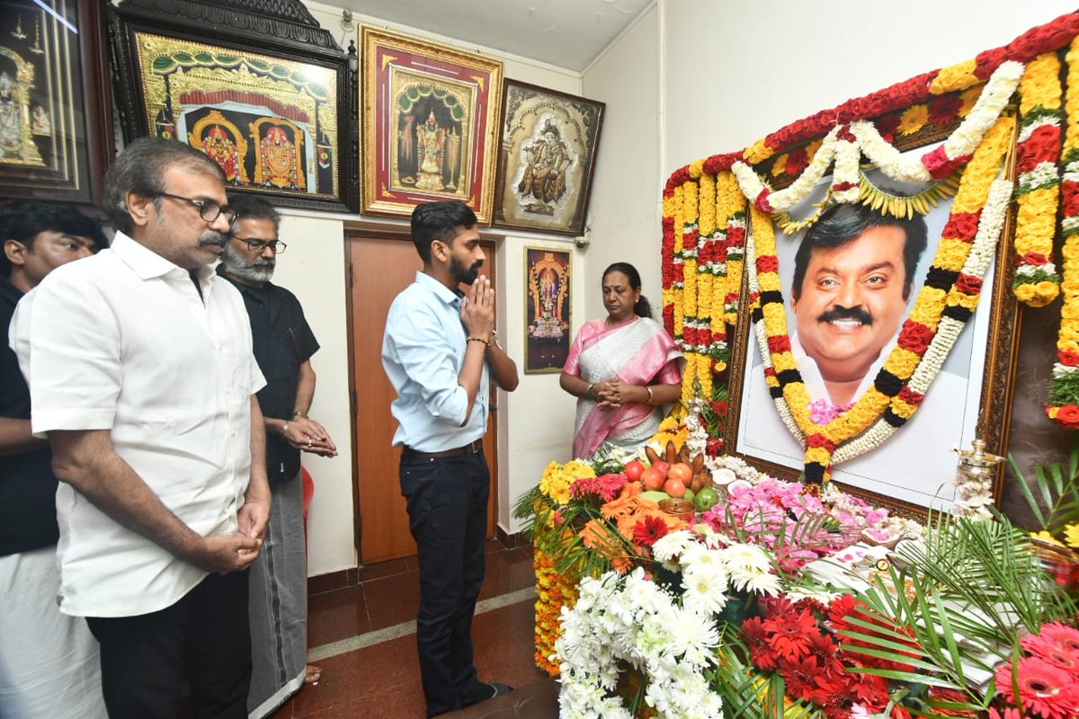 iVijayakant's tweet photo. இலங்கை அமைச்சர்  திரு.ஜீவன் தொண்டமான் அவர்கள் இன்று (02.01.2024)நேரில் தேமுதிக தலைமை கழகத்தில் கேப்டன்  அவர்களின் நினைவிடத்தில் அஞ்சலி செலுத்திவிட்டு,சாலிகிராமத்தில் உள்ள அவர்களது வீட்டிற்கு சென்று கழக பொதுச்செயலாளர் பிரேமலதா விஜயகாந்த் அவர்களை சந்தித்து ஆறுதல் தெரிவித்தார் https://t.co/x2WQZ5SXqh